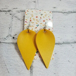 Single Layer Yellow Faux Leather Dangle Chic Lightweight Earrings  1yl18